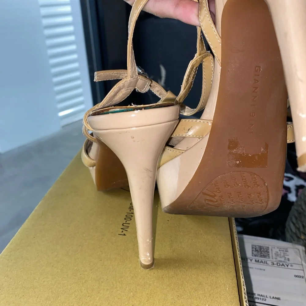 Heels - Picture 4 of 4